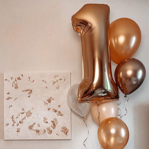 Event till 1 års kalas, guld ballonger.