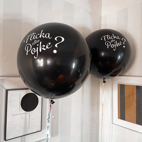 Gender reveal event med ballonger.