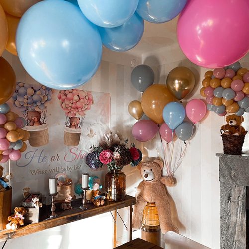 Gender reveal event med tårta och ballonger.